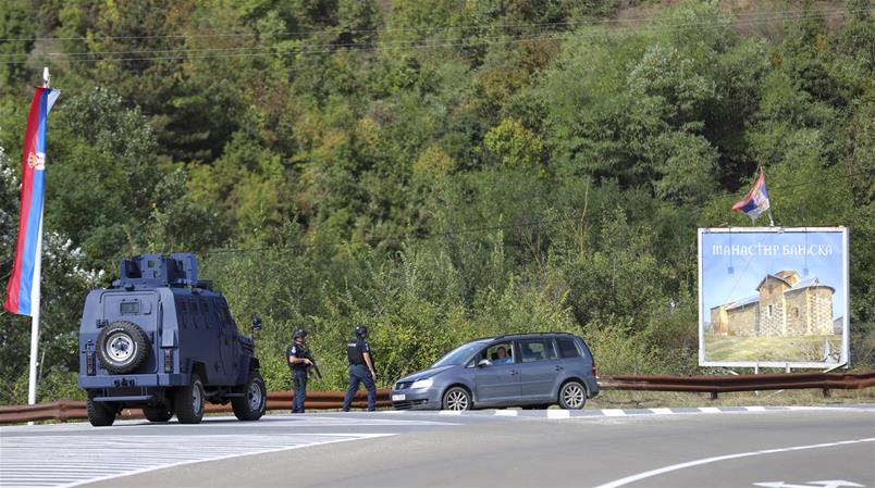 Poliziotti kosovari verificano l'area nella zona dove uomini armati hanno ucciso un agente