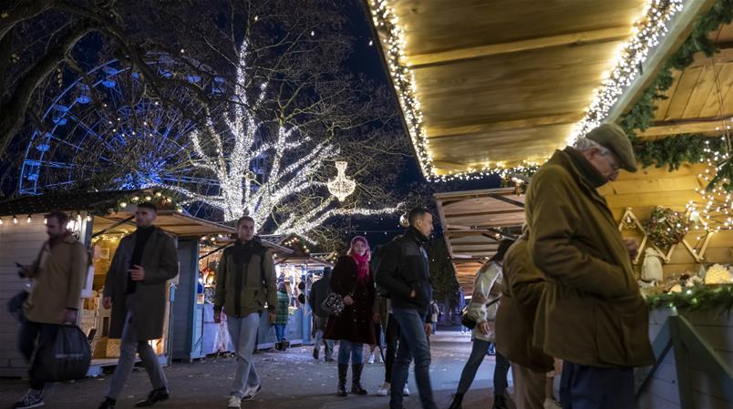 Après les restrictions de l'an dernier, les illuminations de Noël sont réapparues dans les villes.