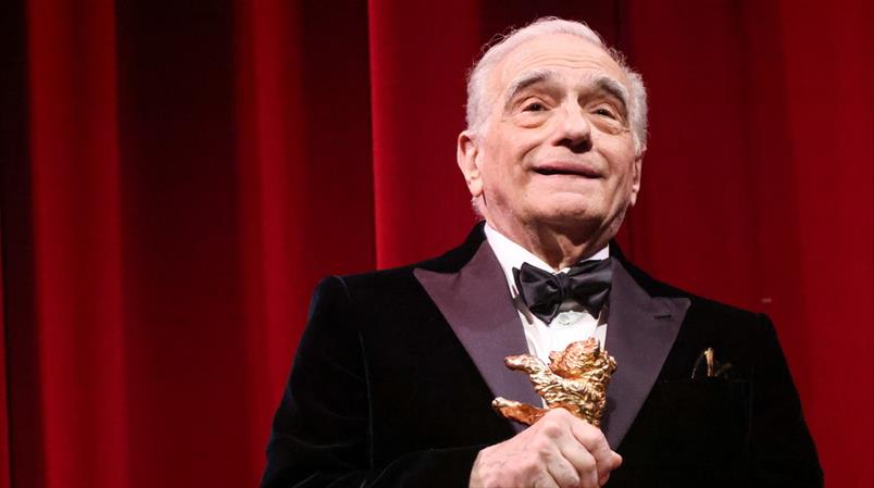Martin Scorsese posiert mit dem Goldenen Ehrenbären für die Kamera.