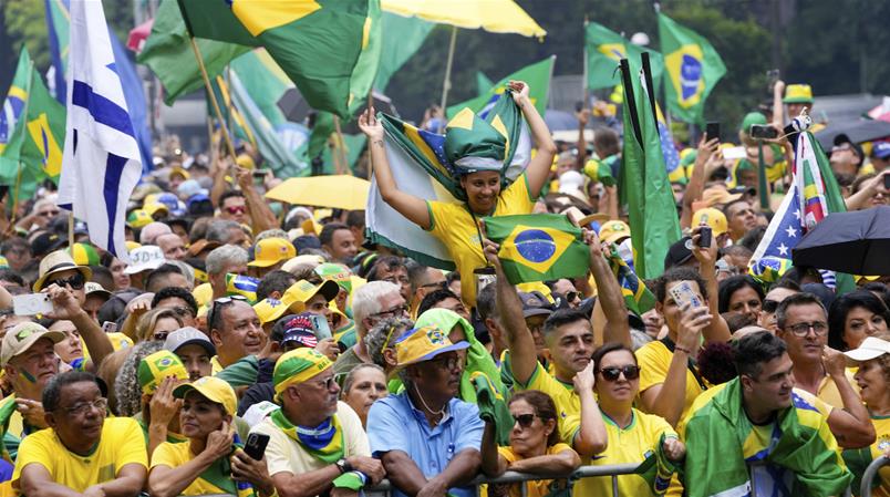 Des milliers de personnes se rassemblent à Sao Paulo en soutien à Jair Bolsonaro.