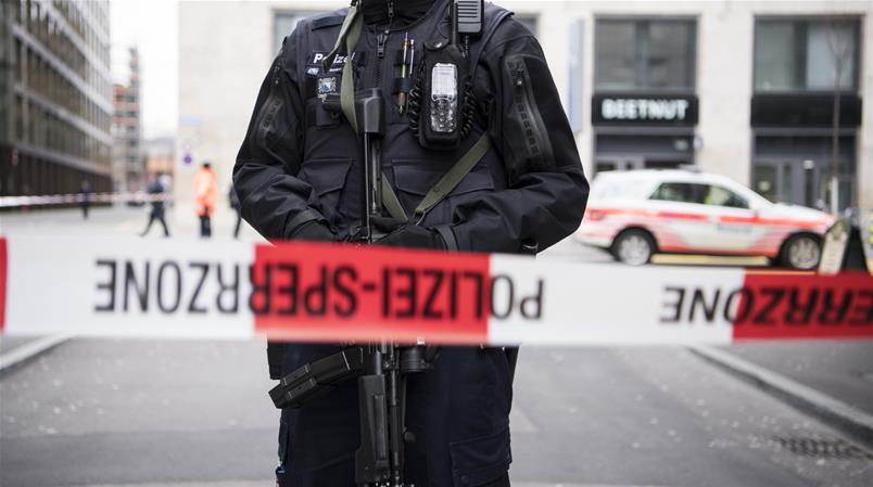 Un policier dans le quartier de l'Europaallee à Zurich.