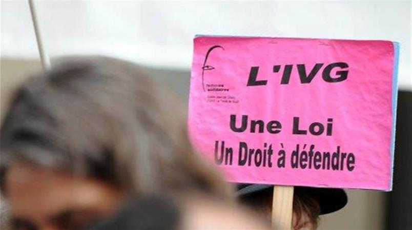 En France, l'inscription dans la Constitution de l'IVG a été largement approuvée lundi.
