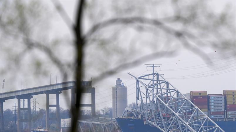 Les opérations ont commencé jeudi à Baltimore pour dégager les débris du pont qui s'est effondré.