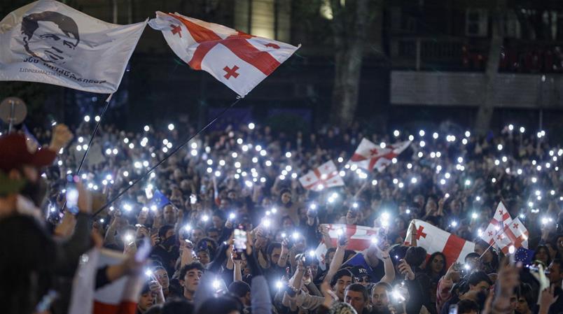 Es ist der zweite Tag, an dem Tausende Menschen gegen das geplante Gesetz in Georgien demonstrieren.