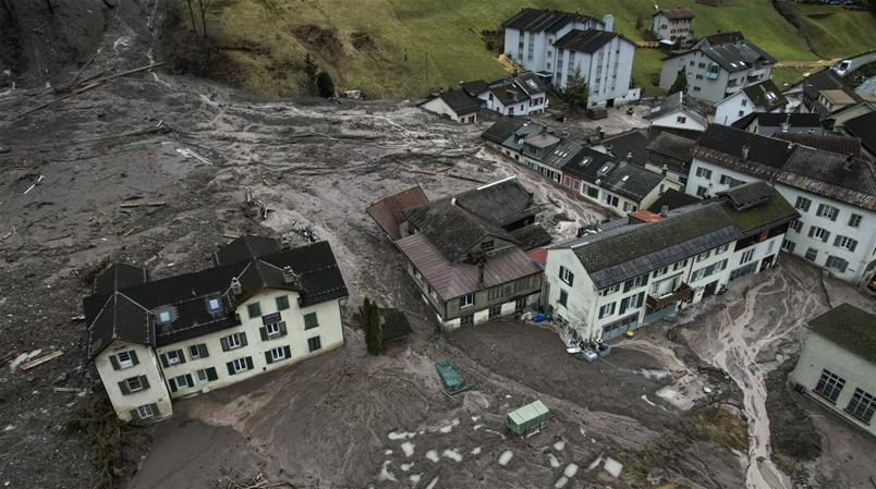 Zerstörte Häuser nach einem Erdrutsch in Schwanden.