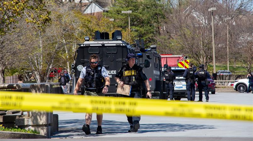 La polizia sul luogo della sparatoria in una scuola di Nashville dove morirono svariate persone