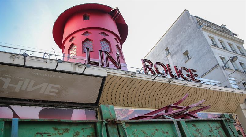 Die Windmühlenflügel des Moulin Rouge in Paris sind heruntergestürzt.