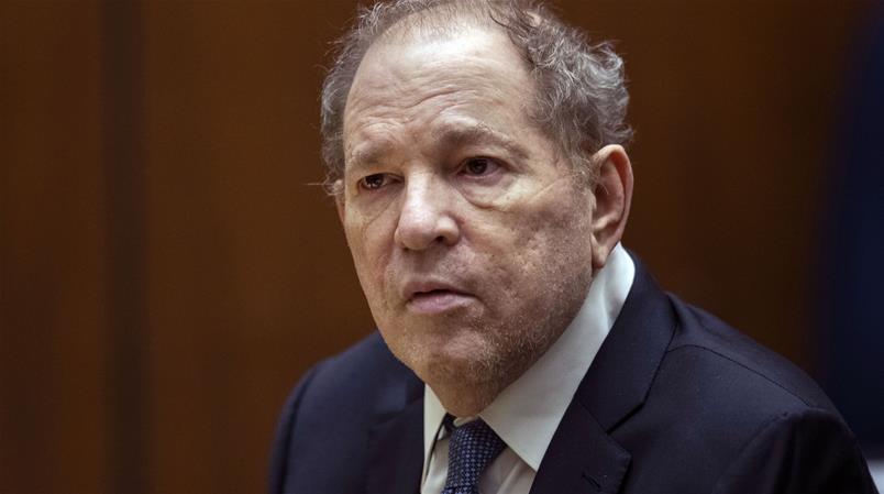 Une cour d'appel de New York a annulé la condamnation pour viol d'Harvey Weinstein.