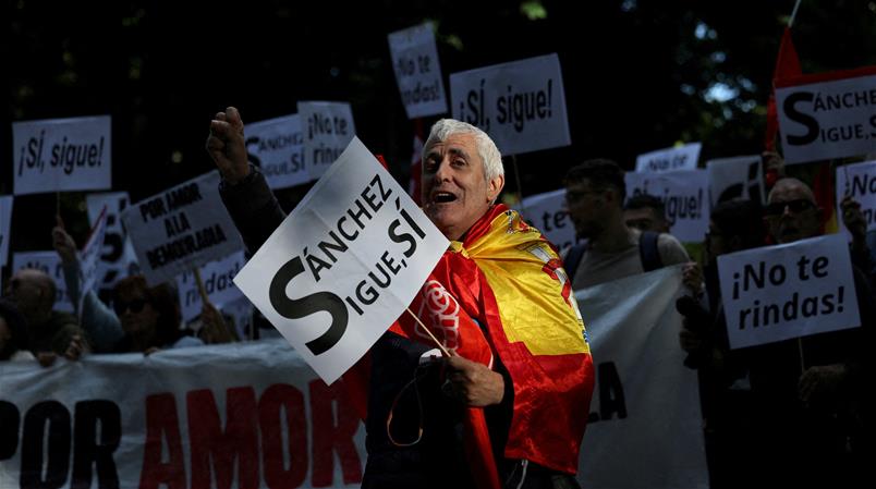 Die Menschen in Madrid forderten, dass Sanchez an der Macht bleibt.