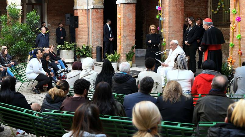 Der Papst besuchte ein Frauengefängnis auf der Insel Giudecca.