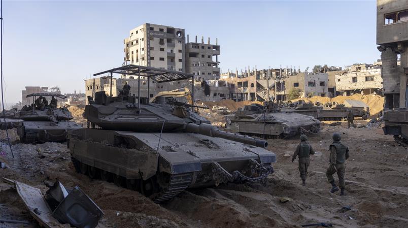 Carri armati e fanteria israeliana controllano una zona distrutta nella Striscia di Gaza