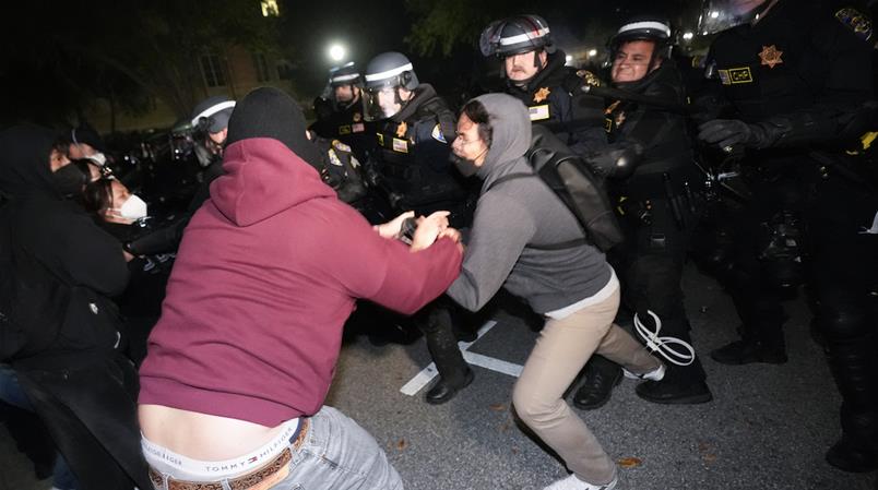 Die Polizei geht an der UCLA gegen Demonstrierende vor.