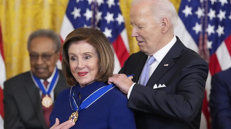 Nancy Pelosi wurde von Joe Biden ausgezeichnet.