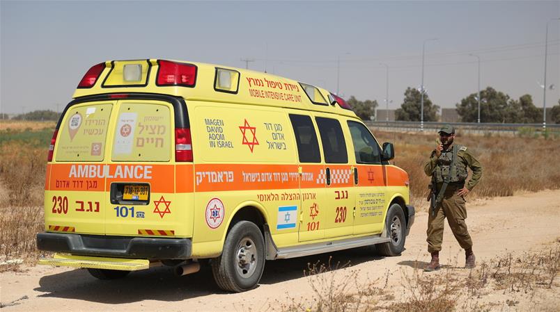 Un soldat israélien se tient à côté d'une ambulance près du passage de Kerem Shalom, le 5 mai 2024.