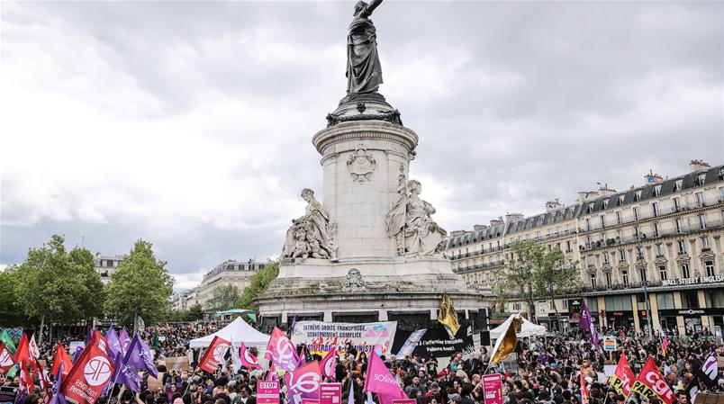 Plusieurs milliers de personnes ont manifesté dimanche en France contre la transphobie.