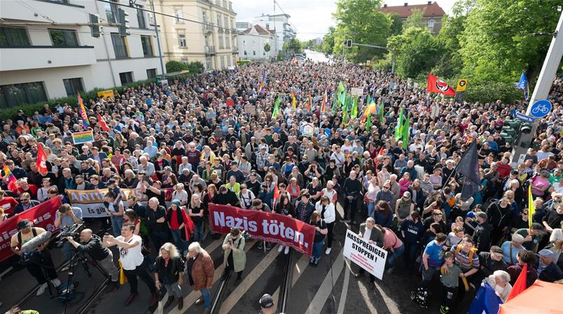 In Dresden haben rund 3000 Menschen anlässlich eines Angriffs auf einen SPD-Politiker demonstriert.