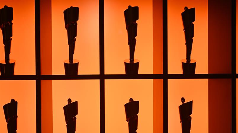 Lola-Trophäen stehen nach der Verleihung des Deutschen Filmpreises in einem Regal.