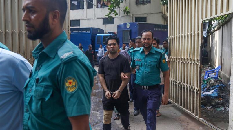 Trois leaders de la contestation au Bangladesh ont été emmenés hors d'un hôpital par la police.