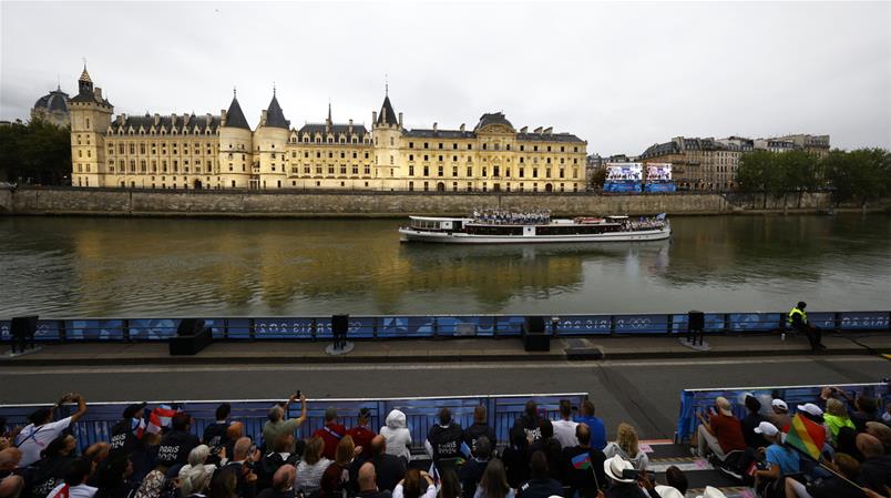 Die Athletinnen und Athleten fuhren auf Booten auf der Seine.