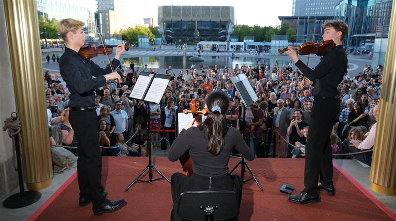 Absolventen einer Musikschule spielten das zwölfminütige Stück von Mozart.