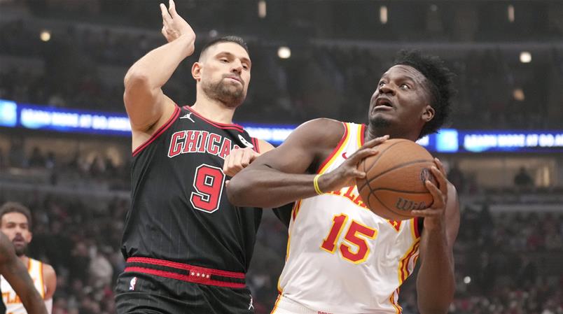 Clint Capela (à droite) et les Hawks ont concédé un nouveau revers.