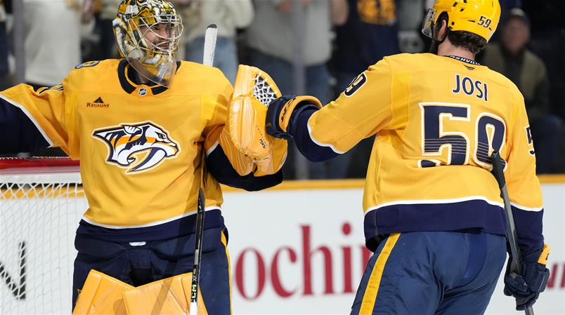 Roman Josi et son gardien peuvent jublier après leur victoire à Winnipeg.