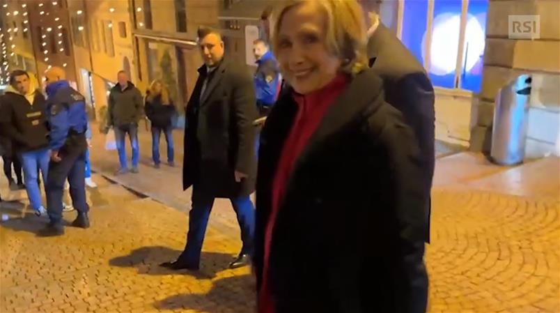 Auf der Videoaufnahme ist Hillary Clinton in Lugano umgeben von Sicherheitskräften zu sehen.