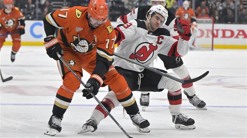 Le capitaine Nico Hischier (à droite) et les Devils n'ont pas trouvé la solution à Anaheim. 