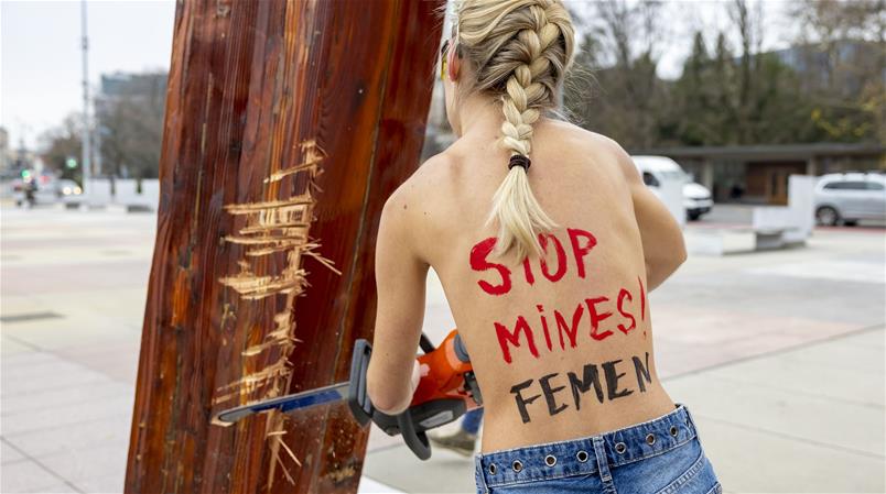 Vandalisée par des activistes, la Broken Chair ne sera réparée qu'au printemps.