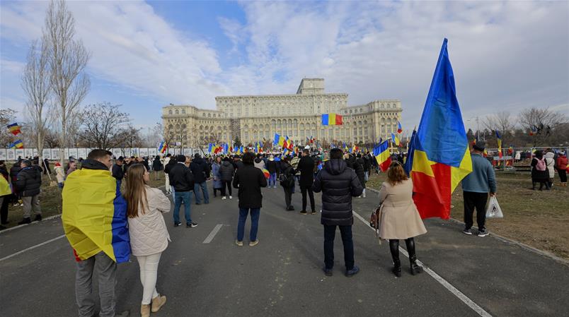 Des milliers de Roumains ont manifesté pour dénoncer l'annulation des élections présidentielles.