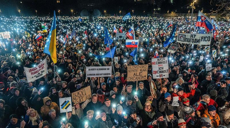 Des milliers de personnes manifestent en Slovaquie contre le rapprochement avec la Russie.