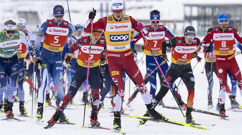 Johannes Klaebo (maillot jaune) a dominé la mass-start en Engadine.