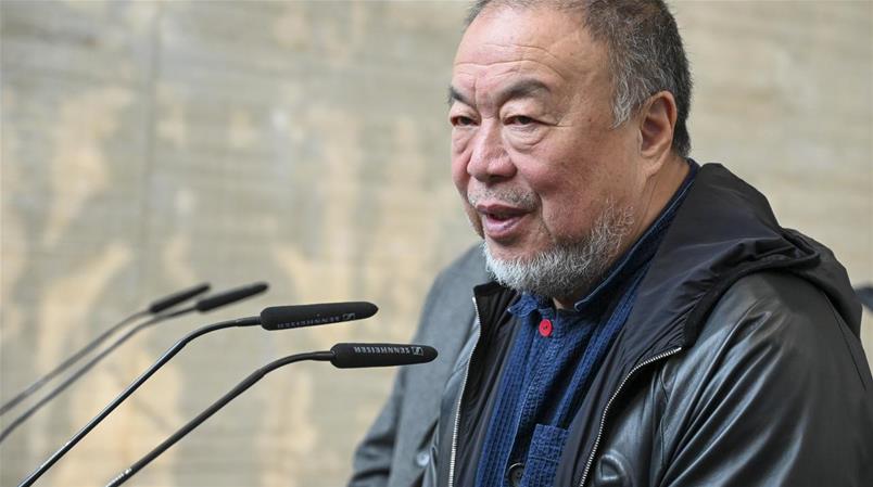 L'artiste dissident chinois Ai Weiwei refoulé à l'aéroport de Zurich et renvoyé.