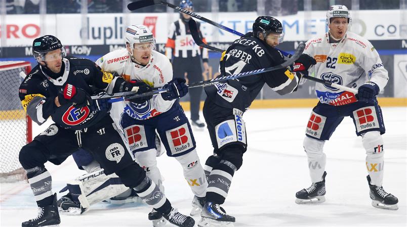 Fribourg (en noir) a obtenu la victoire qu'il fallait contre Ambri.