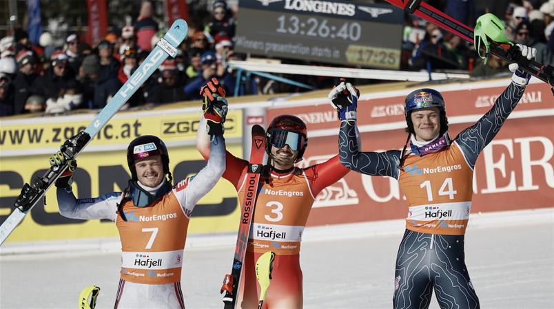 Loic Meillard (au centre) a signé un week-end de rêve en Norvège.