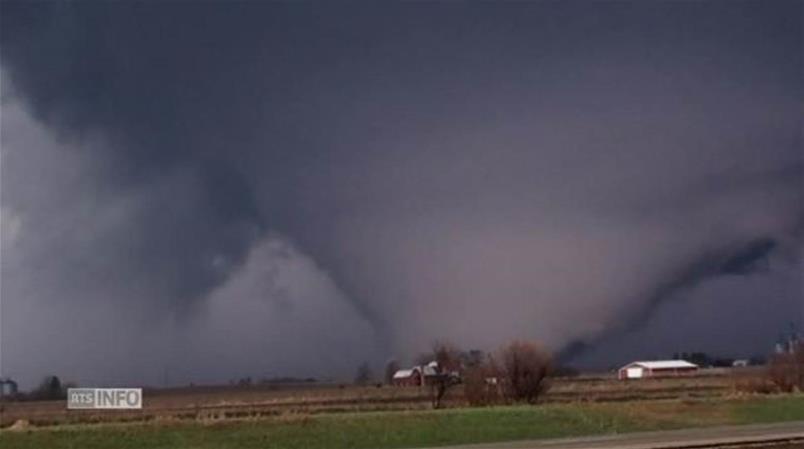 Au moins 40 personnes ont été tuées ce week-end aux Etats-Unis après de violentes tornades .