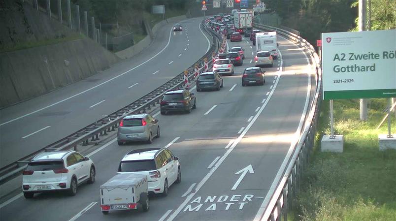 Sono tanti i veicoli che si dirigono verso il traforo del San Gottardo sabato