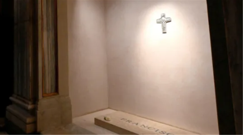 Der Grabstein des verstorbenen Papstes mit der Inschrift «Franciscus».