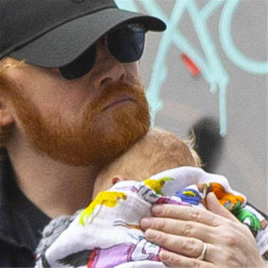 Rupert Grint zeigt sich in London erstmals mit seinem Neugeborenen im Arm.