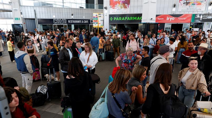 Gestrandete Passagiere während des Stromausfalls an einem Bahnhof von Valencia.