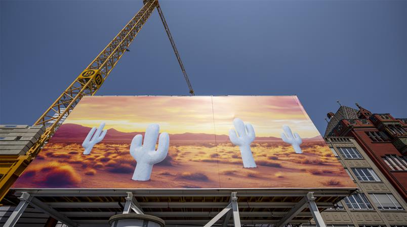 2023 zeigte der Basler Globus eine Installation der Schweizer Künstlerin Claudia Comte.