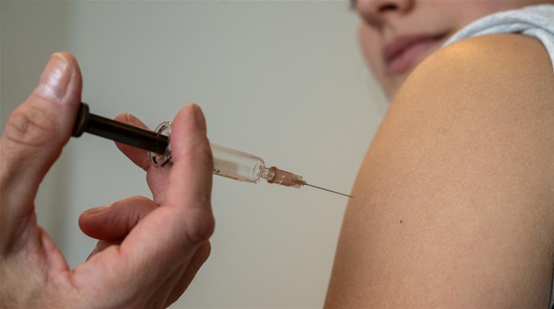 Die Impfung am gleichen Arm soll bessere Wirkung erzeugen.