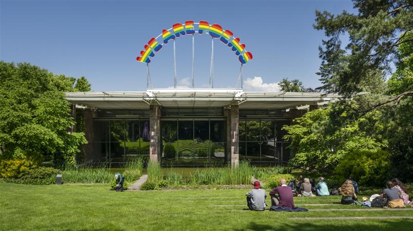 Für den ESC wurde auf der Fondation Beyeler Ugo Rondinones Skulptur "we are poems" angebracht.