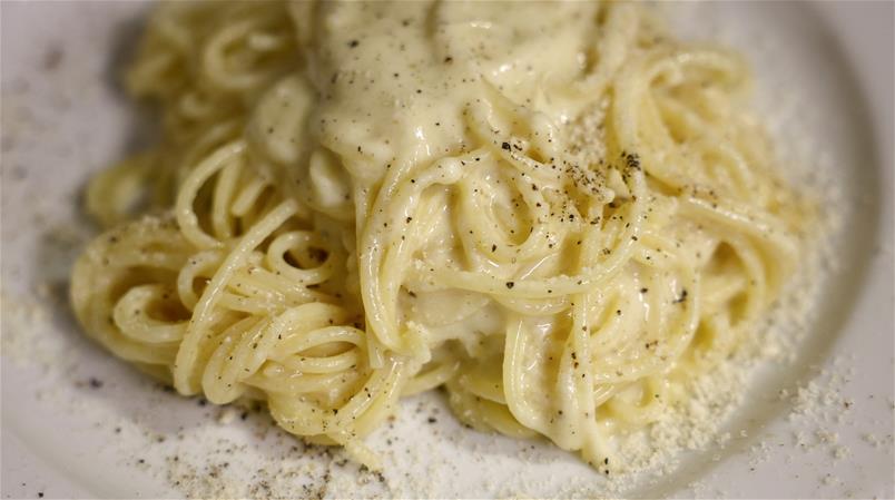 Forschende haben untersucht, wie eine cremige «Cacio e Pepe»-Sauce entsteht.