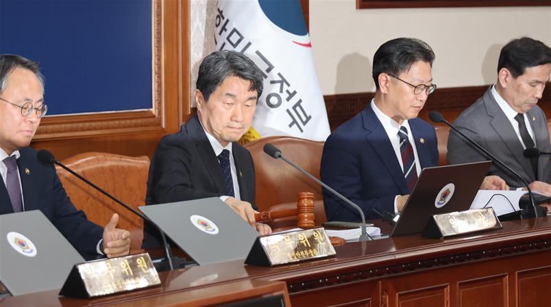 Übergangspräsident Lee Ju-ho eröffnet am 2. Mai 2025 eine Sondersitzung des Kabinetts in Seoul.