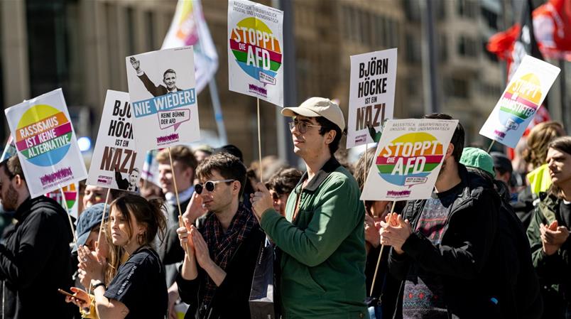 Demo gegen AfD und «Gemeinsam für Deutschland» am 26. April 2025 in Berlin. Schild: «Stoppt die AfD»
