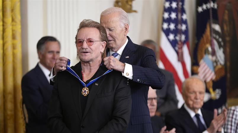 Bono erhält Freiheitsmedaille von US-Präsident Biden am 4. Januar 2025. Am 10. Mai wird er 65.