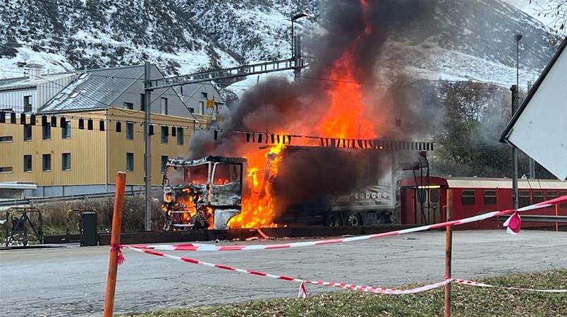 Der verladene Lastwagen geriet auf der Fahrt von Oberwald/VS in Richtung Realp/UR in Brand.