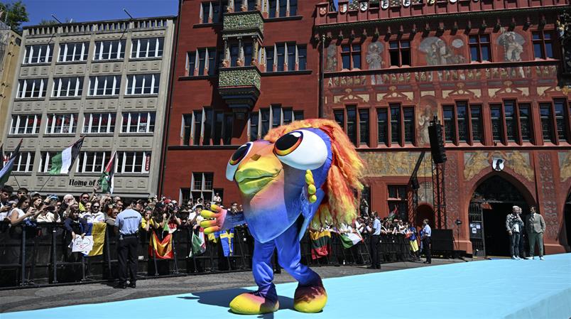 ESC-Maskottchen Lumo vor dem Basler Rathaus.