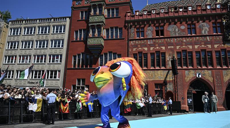 "Lumo", la mascotte ufficiale di Eurosong a Basilea, al momento del suo passaggio sul tappeto